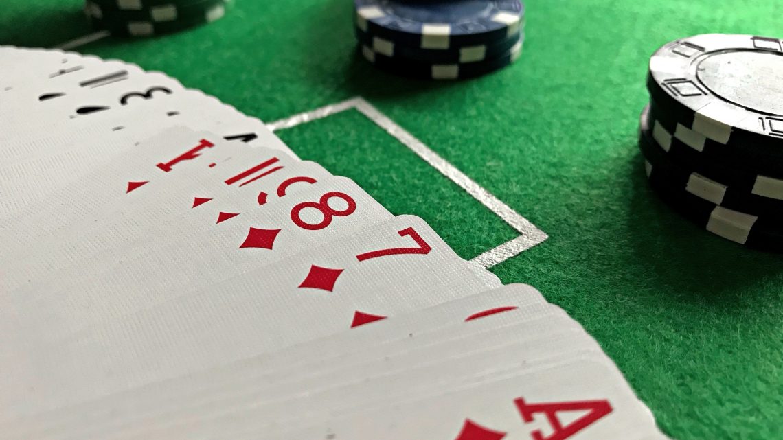 Comment bien choisir entre Blackjack en ligne et Blackjack en casino terrestre ?